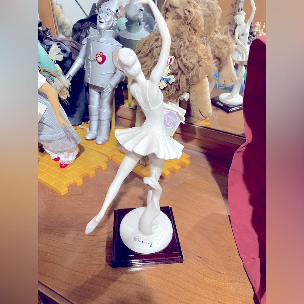 Vintage Giuseppe Armani
Florence Ballerina Dancer
Capodimonte Figurine